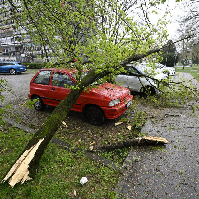 VIše desetaka automobila je oštećeno tijekom oluje