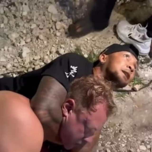 Borac Sando guši ruskog turista