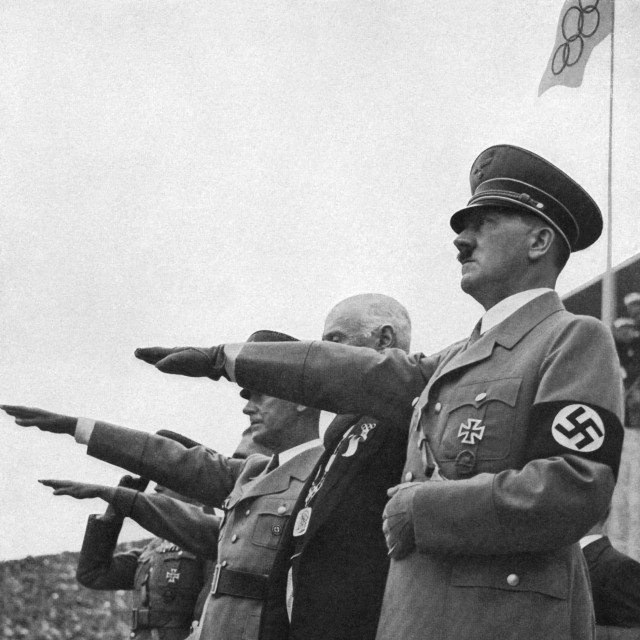 Adolf Hitler salutira nacistički pozdrav tijekom otvaranja Olimpijskih igara u Berlinu 1936.