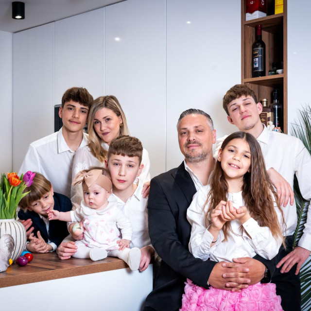 -SPECIJAL GLORIA-
Split, 290326.
Pjevac Petar Dragojevic s obitelji.