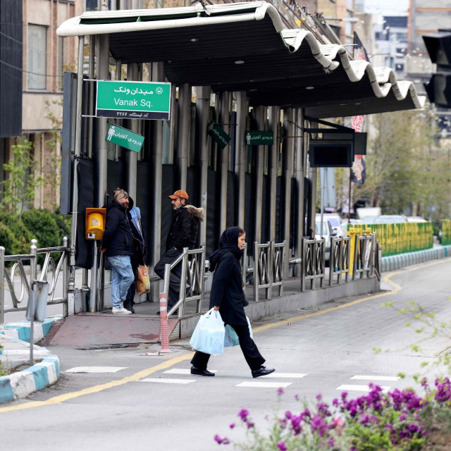 Iranka prolazi pored autobusne stanice u Teheranu 31. ožujka 2026.