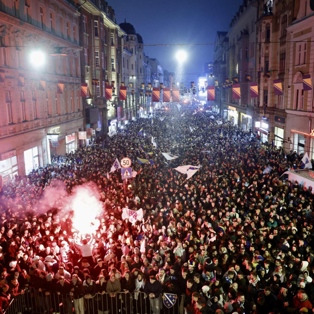 Nakon dramatične pobjede nad Italijom u finalu doigravanja u Zenici, koju su odlučili jedanaesterci, reprezentacija BiH osigurala je nastup na Svjetskom prvenstvu, a proslava koja je uslijedila na ulicama Sarajeva dugo će se pamtiti.

Reprezentativci su u Sarajevo stigli u tri sata iza ponoći, ali to nije spriječilo oko 100.000 navijača da okupiraju prostor ispred Vječne vatre.