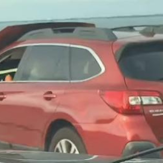 Vozač vozi s otvorenim poklopcem motora