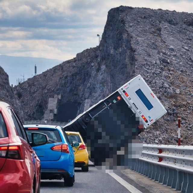 Bura je prevrnula kombi s kamp prikolicom na Krčkom mostu