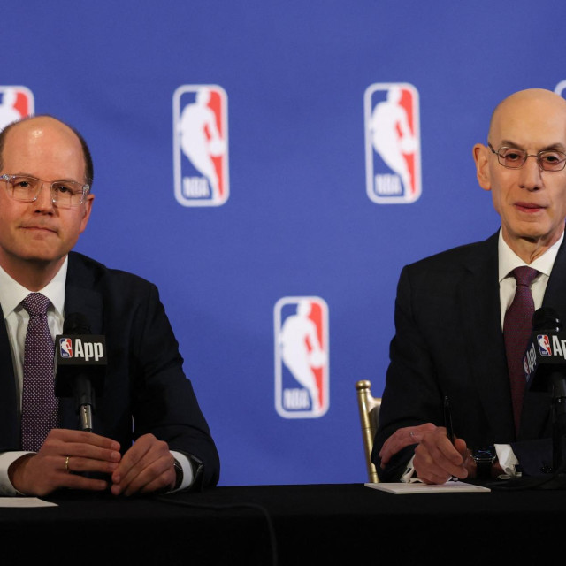 Glavni tajnik FIBA-e  Andread Zagklis i povjerenik NBA lige Adam Silver 