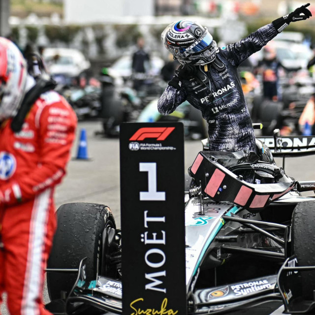 Andrea Kimi Antonelli (desno) na kraju utrke na stazi Suzuka