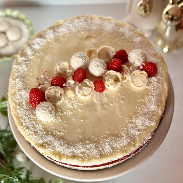 Tortu na kraju ukrasite malinama i rafaello kuglicama