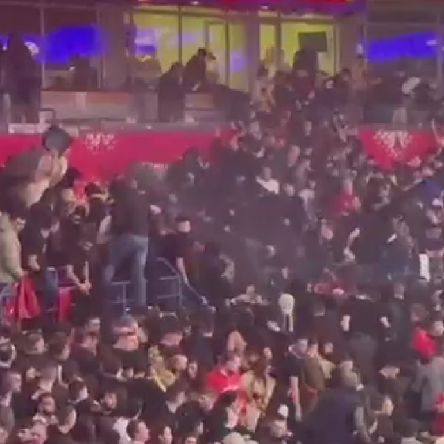 Tučnjava navijača na utakmici Crvena zvezda-Partizan u Euroligi