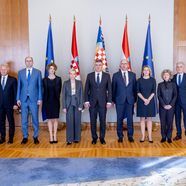 
Na fotografiji: Dražen Bošnjaković, Ante Galić, Frane Staničić, Masa Marochini Zrinski, Lovorka Kušan, Zoran Milanović, Andrej Abramović, Sanja Bezbradica Jelavić, Biljana Kostadinov, Ante Galić i Rajko Mlinarić
