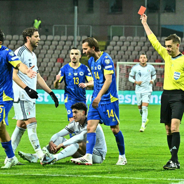 Sudac pokazuje crveni karton Alessandru Bastoniju u Zenici