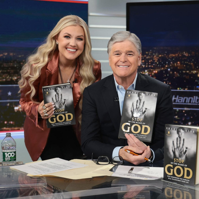  Erika Kirk i voditelj Sean Hannity