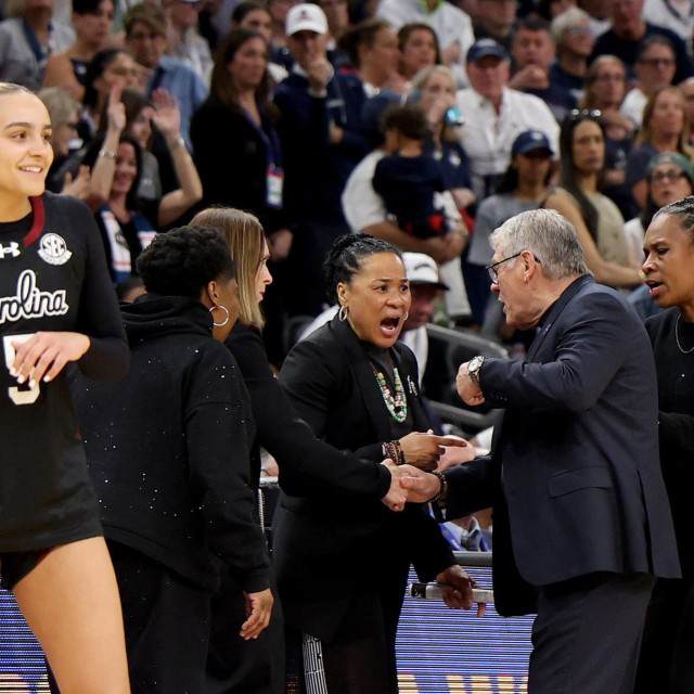 Burna ‘razmjena mišljenja‘ između Dawn Staley i Gena Auriemme nakon završetka utakmice South Caroline i UConna