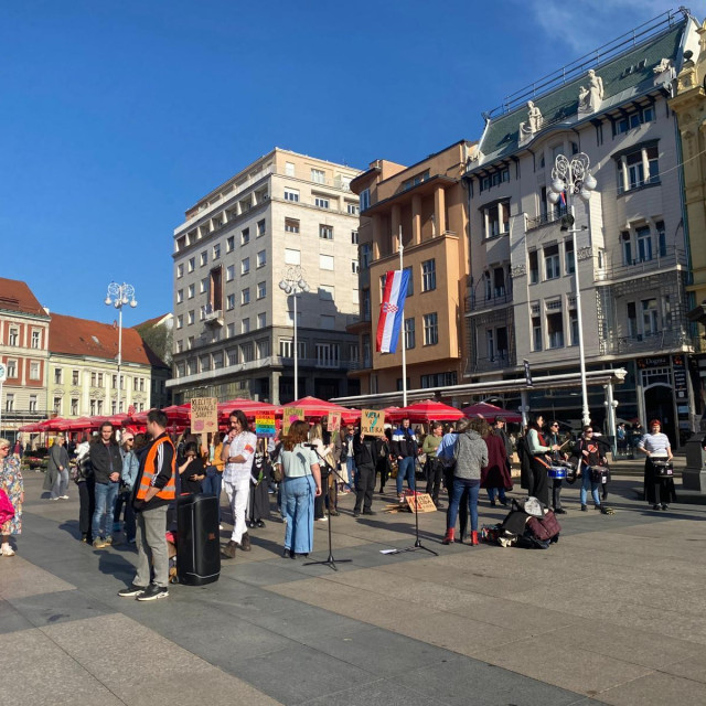 Molitelji i protuprosvjednici na Trgu