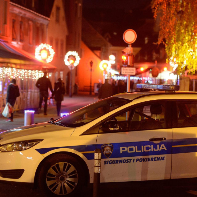 Policija ispred Tkalčićeve ulice u Zagrebu