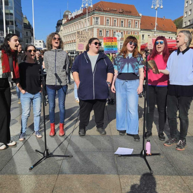 Le Zbor: „ ... mi ne damo pičke naše, da ih gaze klečavci.”