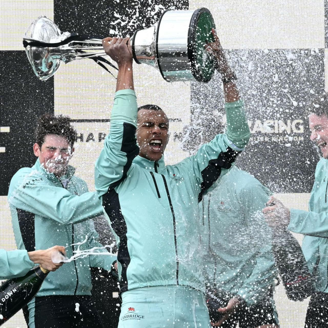 Francuz Noam Mouelle iz posade Cambridgea podiže trofej