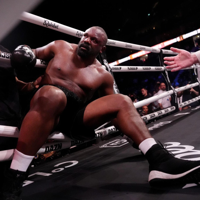 Derek Chisora nije uspio ostati na nogama 