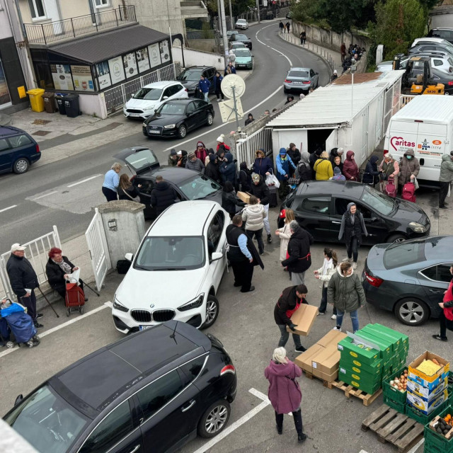 Pripreme uoči Velike subote i podele uskršnjih košarica