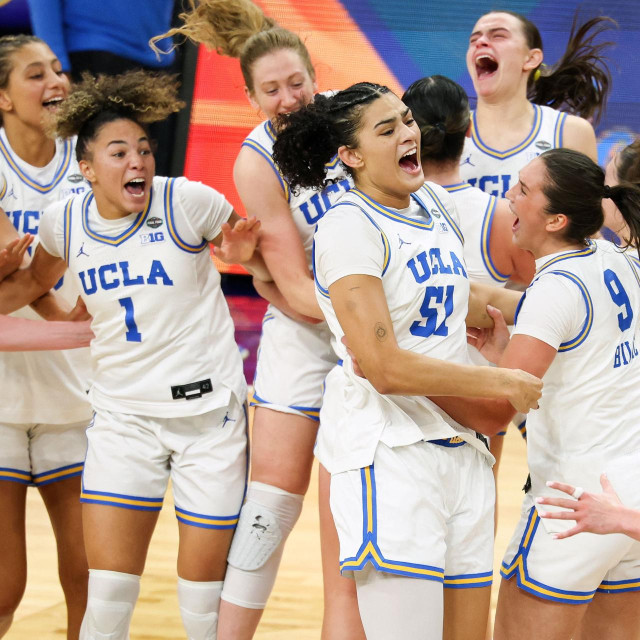Lena Bilić (desno) nakon pobjede protiv South Caroline u zagrljaju s najboljom igračicom UCLA Lady Bruinsa, Lauren Betts