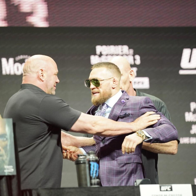 Dana White (lijevo) u nasrtaju s Conorom McGregorom (desno).