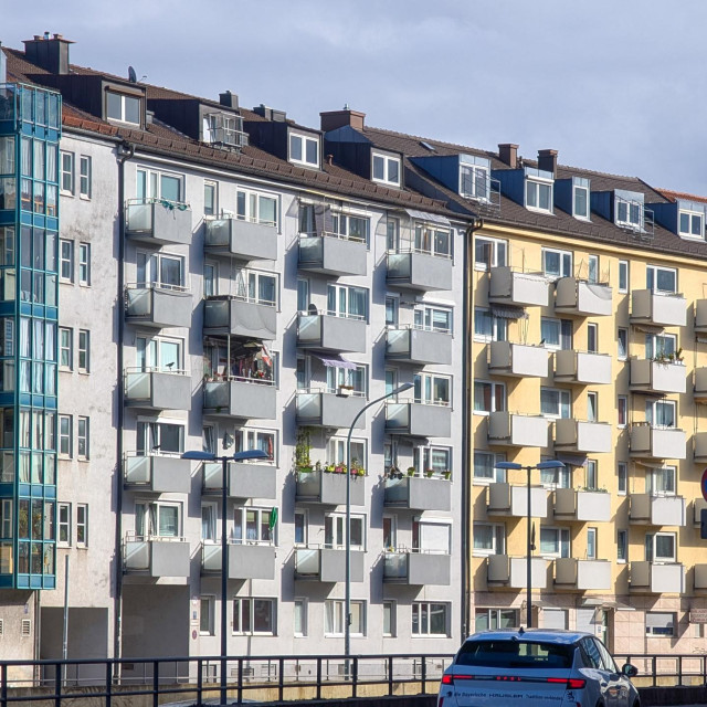 Pročelja stambenih zgrada u Münchenu, Bavarska, Njemačka, 30. listopada 2025. Velika potražnja za nekretninama u gradu dovodi do kontinuiranog rasta najamnina za stanove