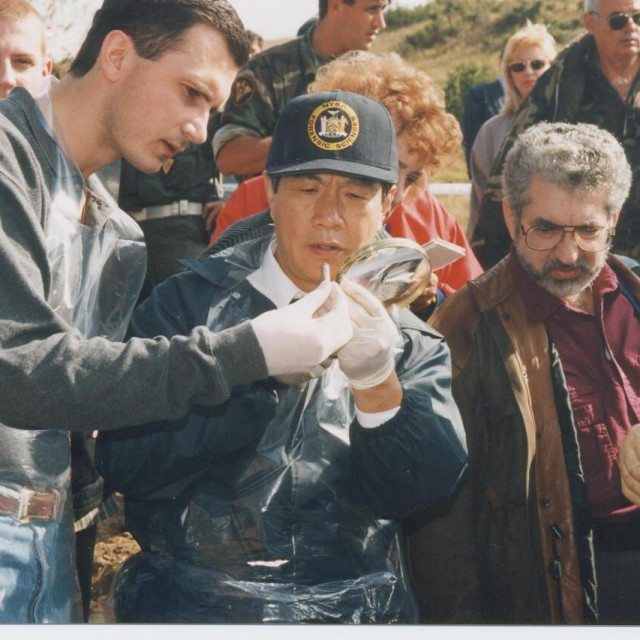 Identifikacije žrtava masovnih grobnica: prof.dr. Dragan Primorac, prof.dr. Henry Lee, Prof.dr Moses Schanfield, (iza prof.dr. Barbara Wolf) i prof.dr. Michael Baden