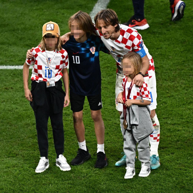 Luka Modrić slavi osvajanje bronce na SP 2022. sa svojom djecom