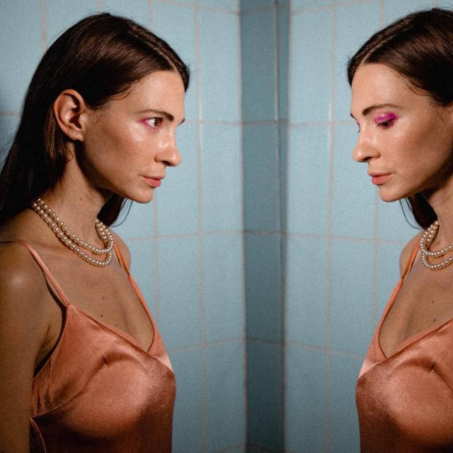 Sara Renar je svoj višeznačajni, vizualno moćni umjetnički svijet prije 11 godina počela graditi u glazbi