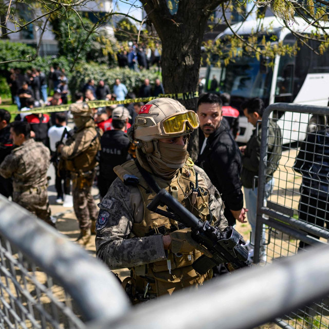Policija pred izraelskim konzulatom u Istanbulu