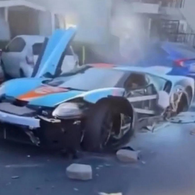 Razbijeni Ford GT