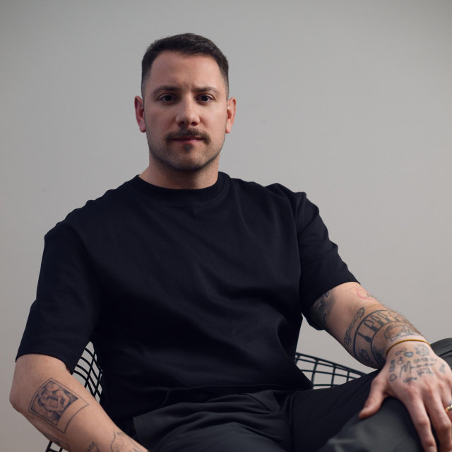 ”Živjeli smo u Johor Bahruu, živopisnom glavnom gradu malezijske savezne države Johor, a nakon toga smo se preselili u Singapur. Strašan je to grad, prije 25 godina čudo, a kamoli sad”, prisjetio se odrastanja