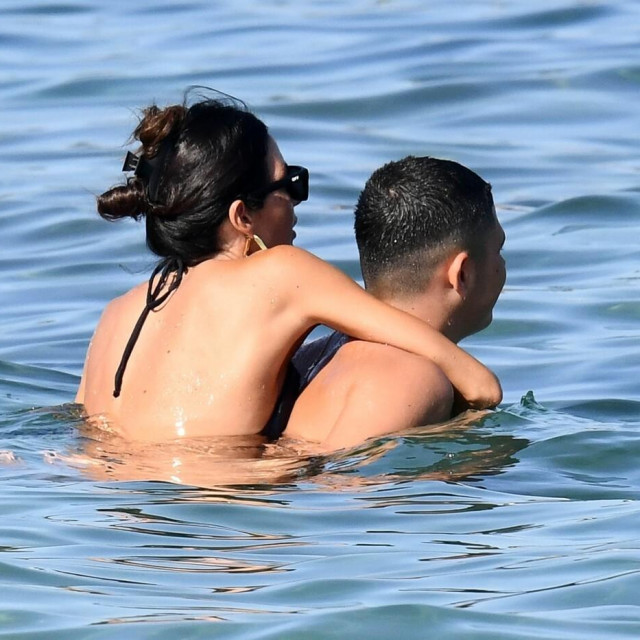 Elisabetta Gregoraci snimljena sa sinom na Sardiniji 2024. Ljetovali su s njegovim ocem Flaviom Briatoreom
