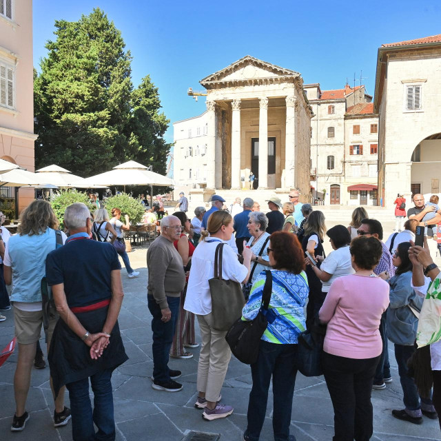 Pula puna turista, odlična predsezona u Puli.
 