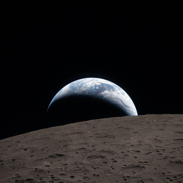 Mjesec i Zemlja, snimljeni iz kapsule Orion u sklopu misije Artemis II