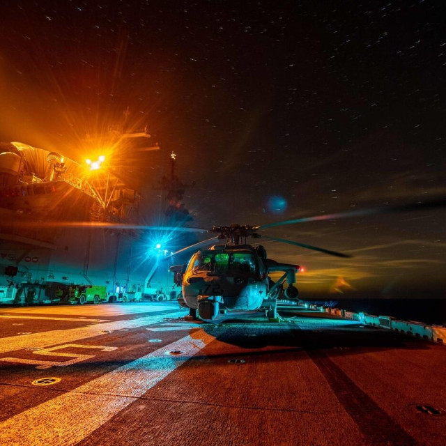Helikopter MH-60S Sea Hawk parkiran na amfibijskom brodu USS Essex u Zaljevu