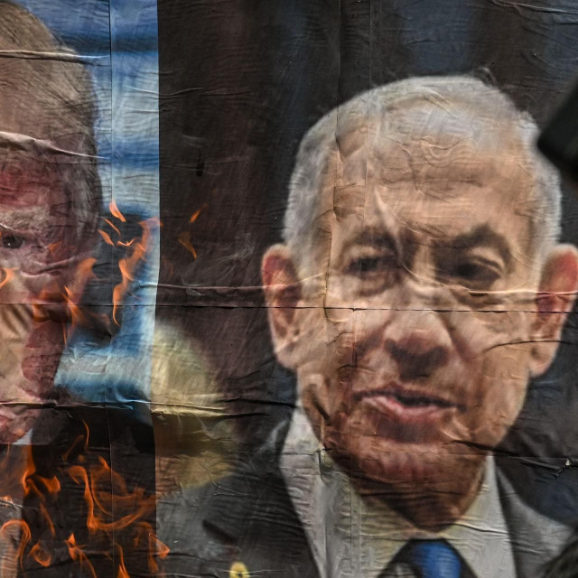Prosvjednik u Manili pali plakate s likovima Donalda Trumpa i Benjamina Netanyahua