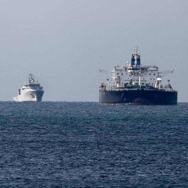 Tanker iz flote u sjeni