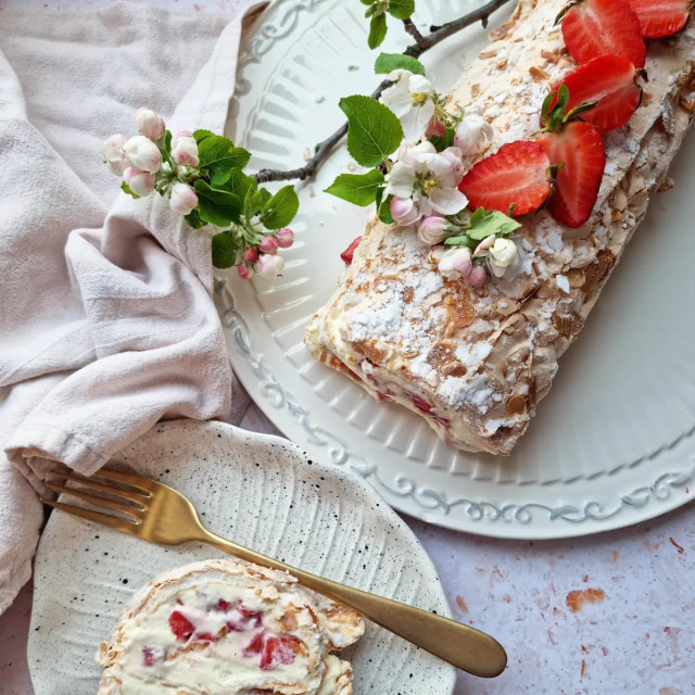 Pavlova rolada s jagodama