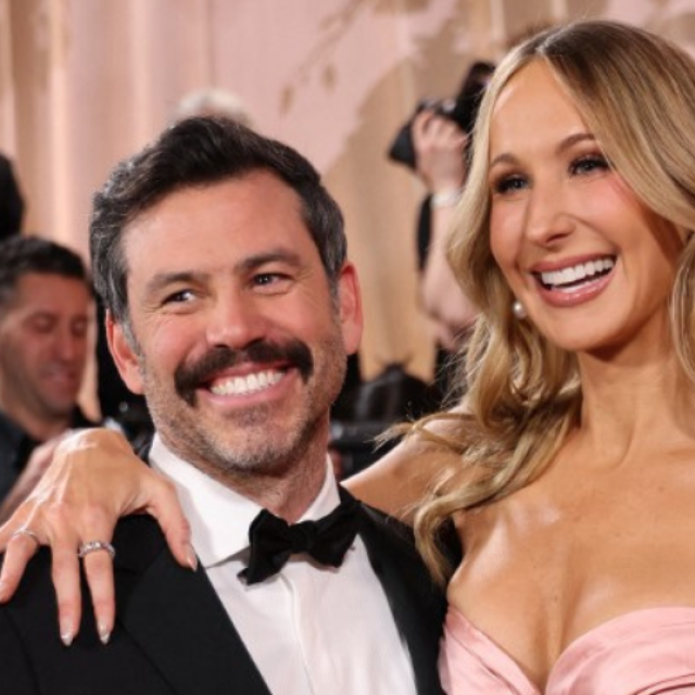 Nikki Glaser i Chris Convy