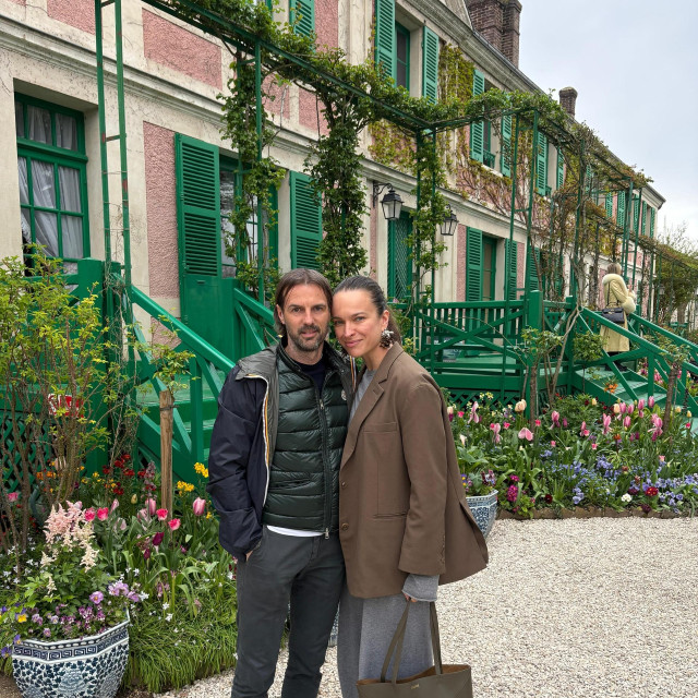 Ljupka i Mihael ispred kuće Claudea Moneta 