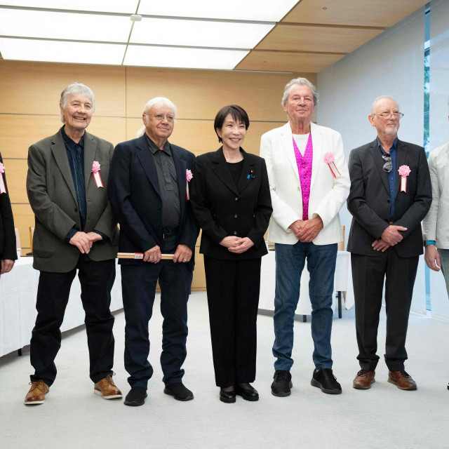 Japanska premijerka Sanae Takaichi (u sredini) pozira s veleposlanicom Velike Britanije u Japanu Julijom Longbottom (lijevo) te članovima britanske rock skupine Deep Purple