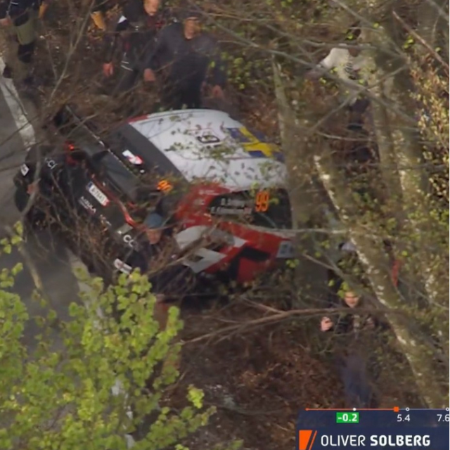 Oliver Solberg završio je u šumi nakon 4,8 kilometra prvog brzinskog ispita