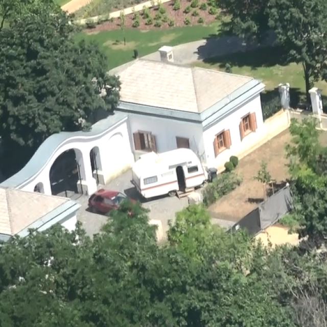 Nijedan objekt ne glasi na Viktora Orbána, već je formalno vlasnik cijelog posjeda Hatvanpuszta njegov otac Győző Orbán. On je u javnosti najpoznatiji po poslovima vezanima uz kamenolome, građevinski kamen i nekretnine