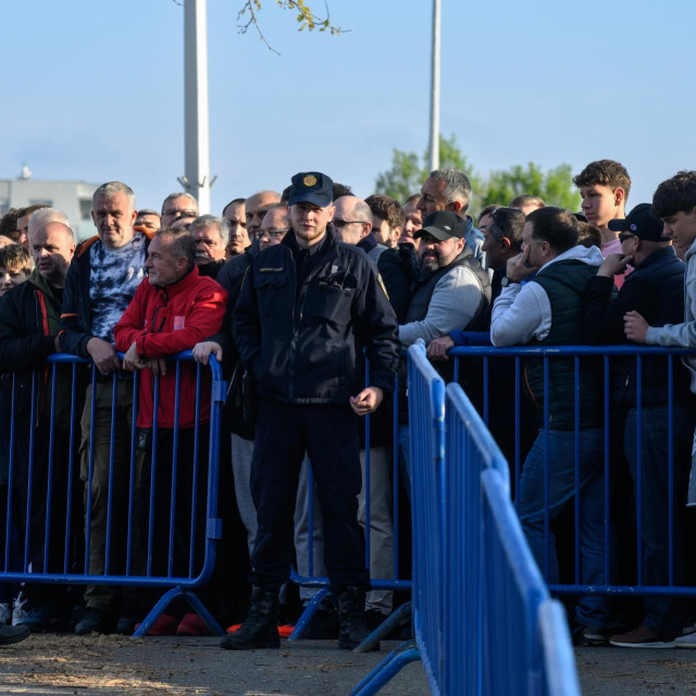 Nije bilo ni osam sati, a već je stotinjak ljudi u subotnje jutro spremno čekalo u redu ispred dvorišta u Heinzelovoj 98