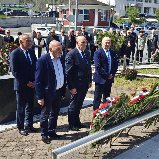 Na spomen obilježje poginulim pripadnicima HVO-a više izaslanstava položilo je vijence i zapalilo svijeće