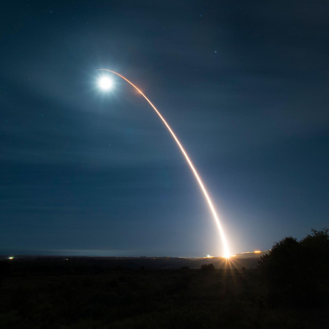 Ova fotografija koju je objavilo američko ratno zrakoplovstvo prikazuje nenaoružanu interkontinentalnu balističku raketu Minuteman III tijekom testnog lansiranja u bazi Vandenberg u Kaliforniji u veljači