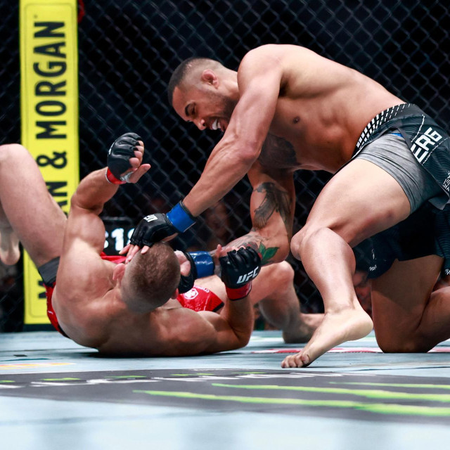 Jiri Prochazka (na podu) vs. Carlos Ulberg | UFC 327