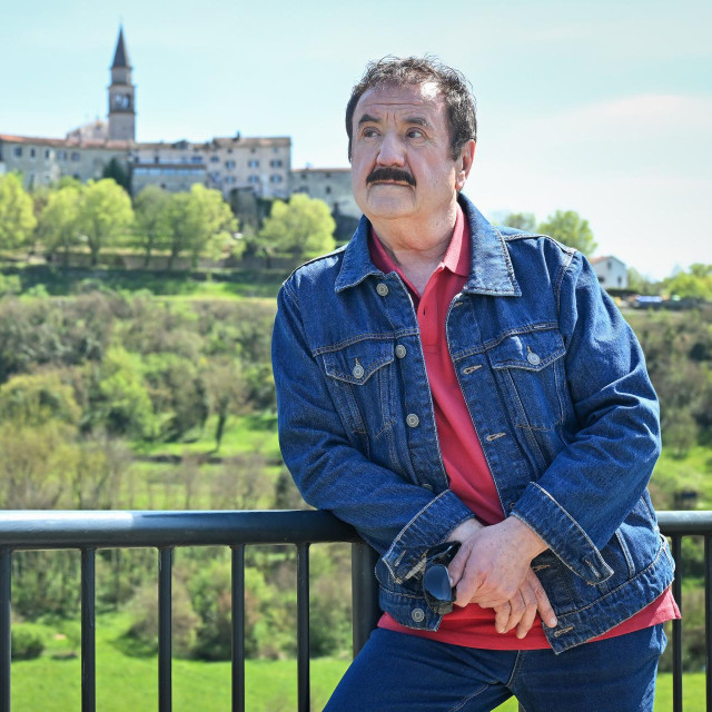 ”Moja Milena je divna, dobra i žena posvećena familiji. Nikad nije patila od nekog glamura”, govori za ljepšu polovicu s kojom ima sina Elia i kćer Suzanu