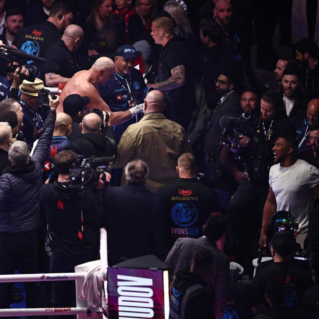 Tyson Fury nakon pobjede nad Mahmudovim prošle subote pohitao je i izazvao na borbu Anthonyja Joshuu (bijela majica)