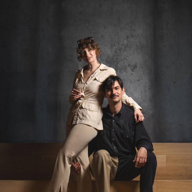 ”Oduševlla me Ivanova sposobnost da se organizira, odgovornost i senzibilitet, kao i njegov osmijeh koji me oborio”, ističe Vanesa koja s Ivanom stvara elektronsku glazbu, a nedavno su u klubu Peti kupe koncertom proslavili deset godina postojanja benda